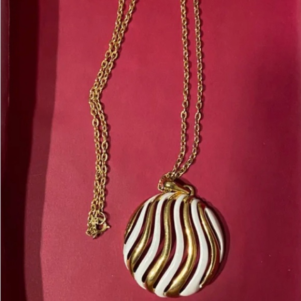 CROWN TRIFARI White Enamel Yellow Gold Tone Oval Mod Pendant Necklace